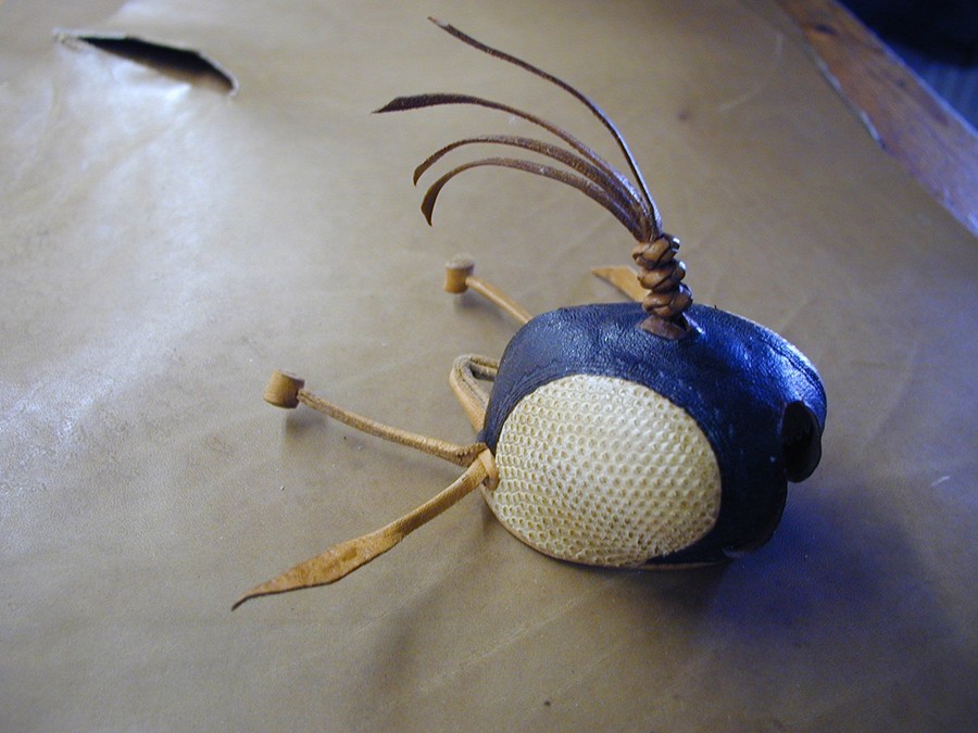 Haube mit Federbusch